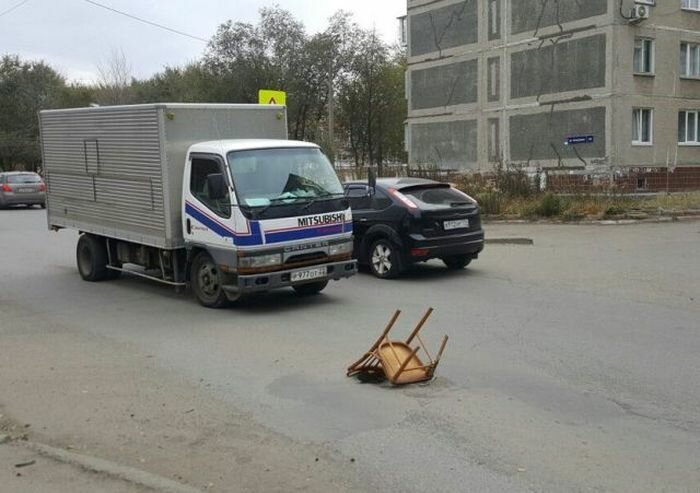 В Челябинске канализационный люк на дороге прикрыли стулом
