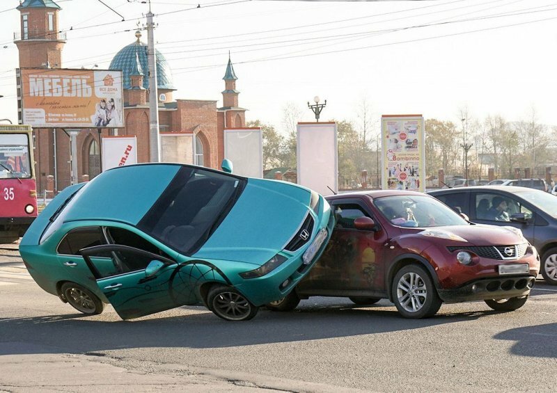 Авария дня. Женщина на Аккорде запрыгнула на Ниссан