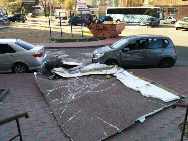 Куски облицовочной обшивки повредили припаркованный автомобиль