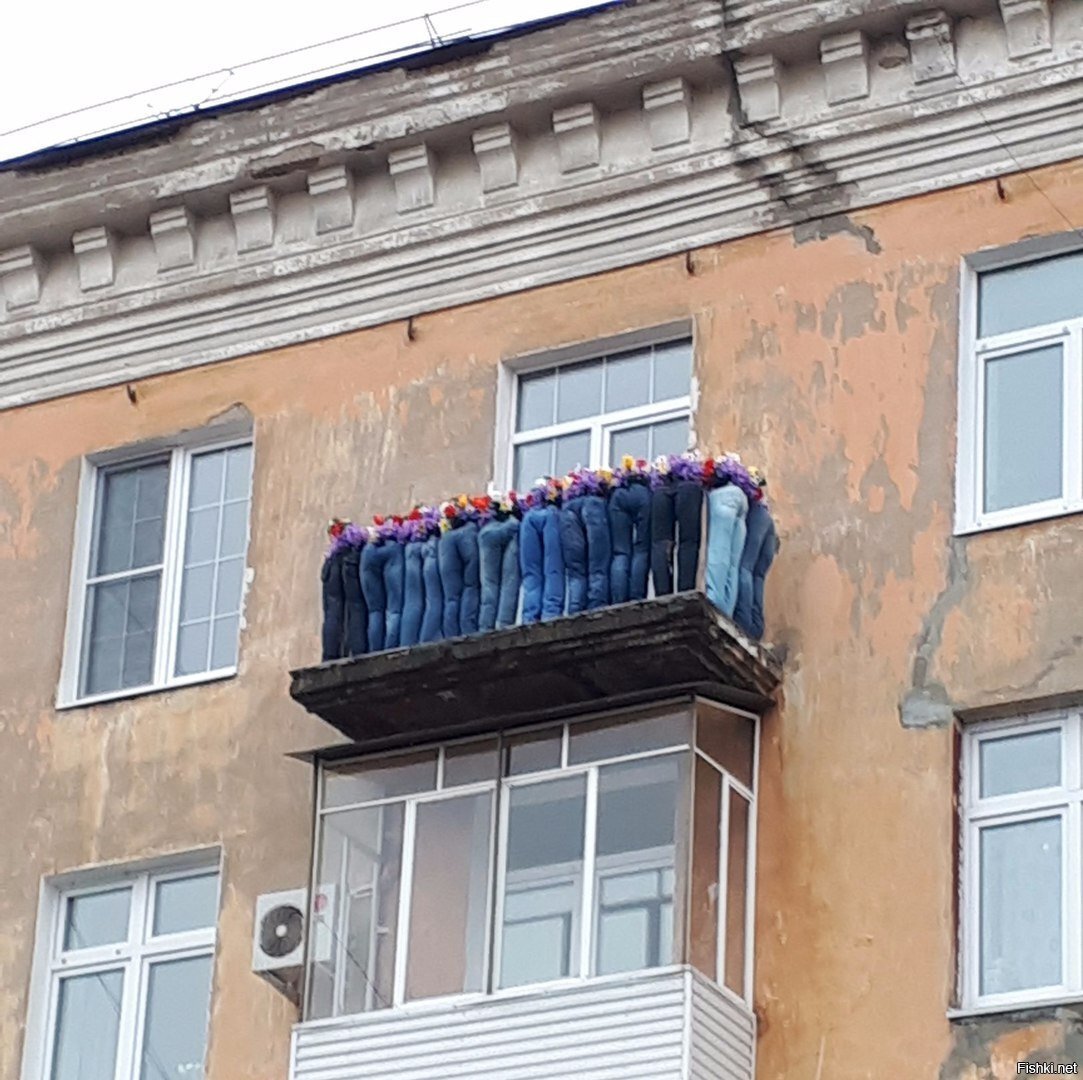 Вот такой интересный балкон замечен на ул