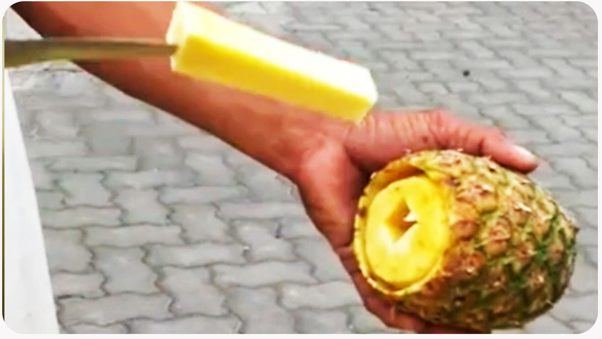 На рынке Банкерохан в городе Давао, Филиппины, продавец фруктов поразил турис...