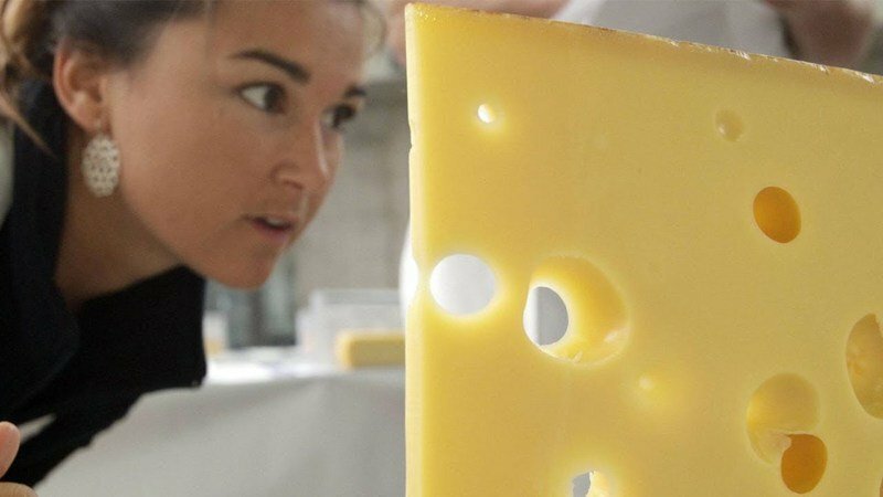 Откуда берутся дырки в сыре?