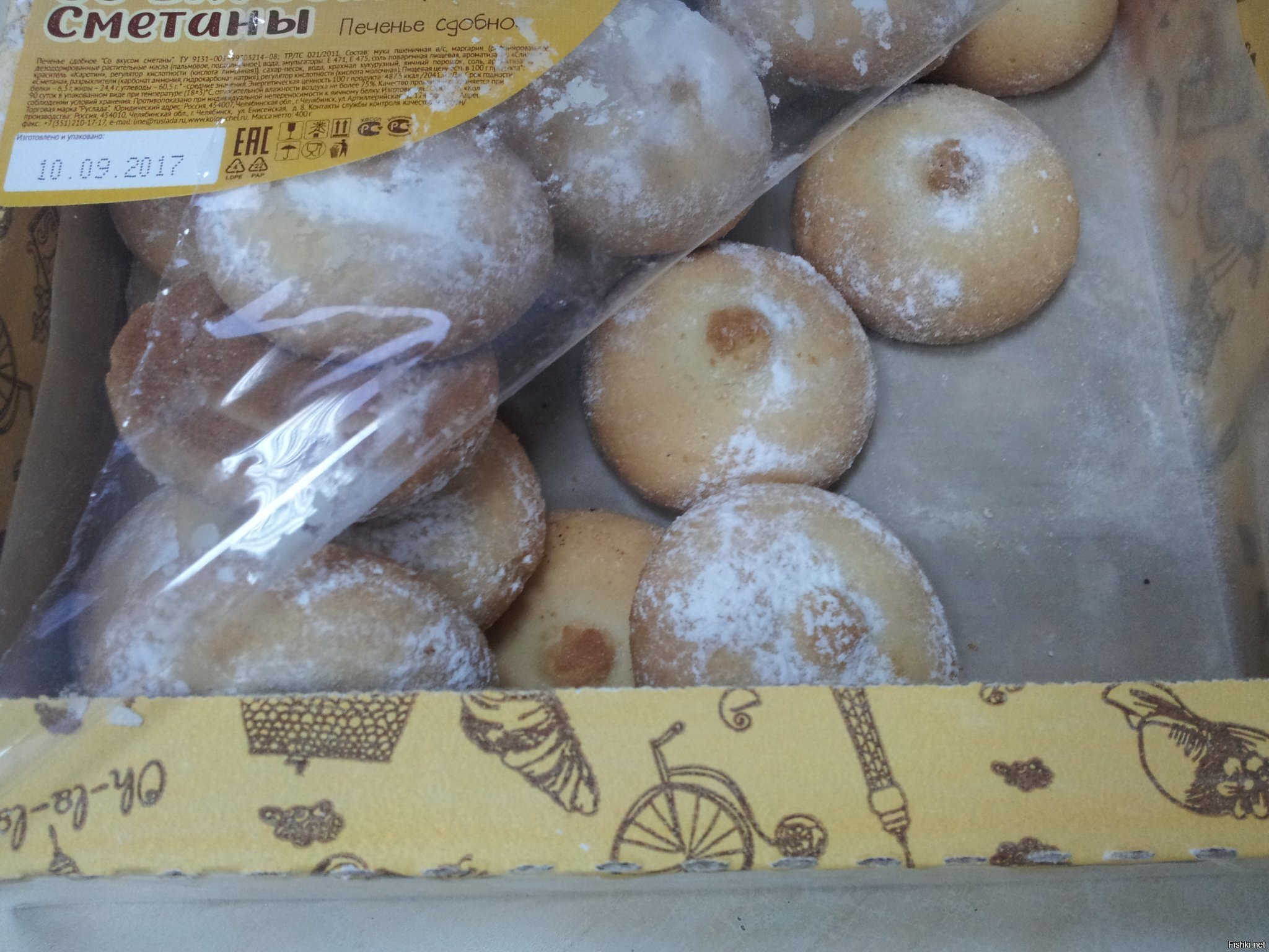 Девчонки чаем угостили, печеньками, теперь можно работать