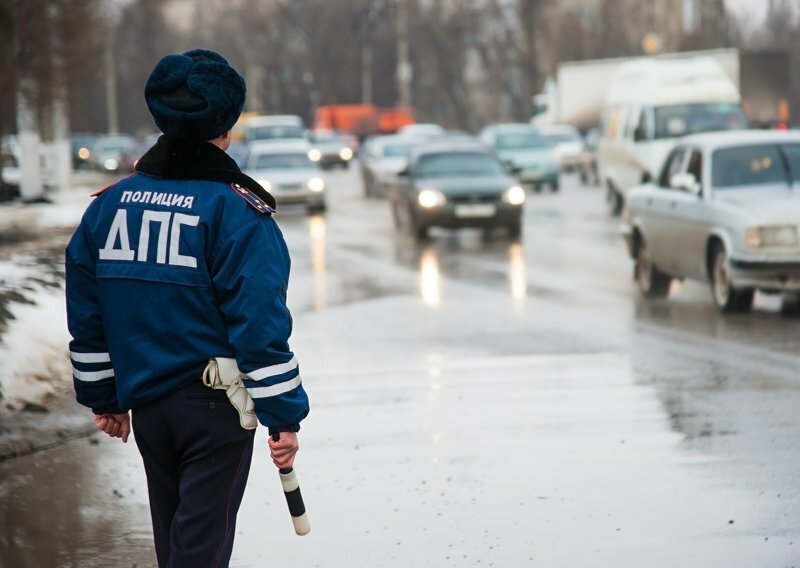 В сеть попало видео, на котором следователь протащил своим внедорожником инспектора ГИБДД