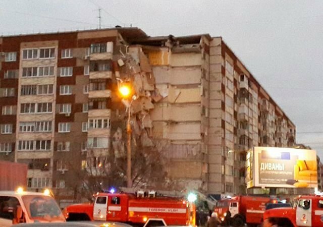 В Ижевске обрушилась стена жилого дома, под завалами – люди