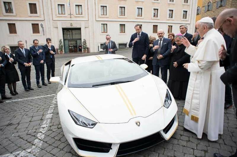 Папе римскому подарили уникальный Lamborghini, который он сразу решил продать