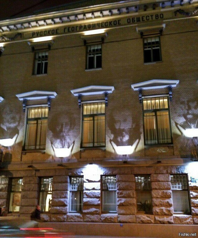 Ночная подсветка здания Русского географического общества в переулке Гривцова...