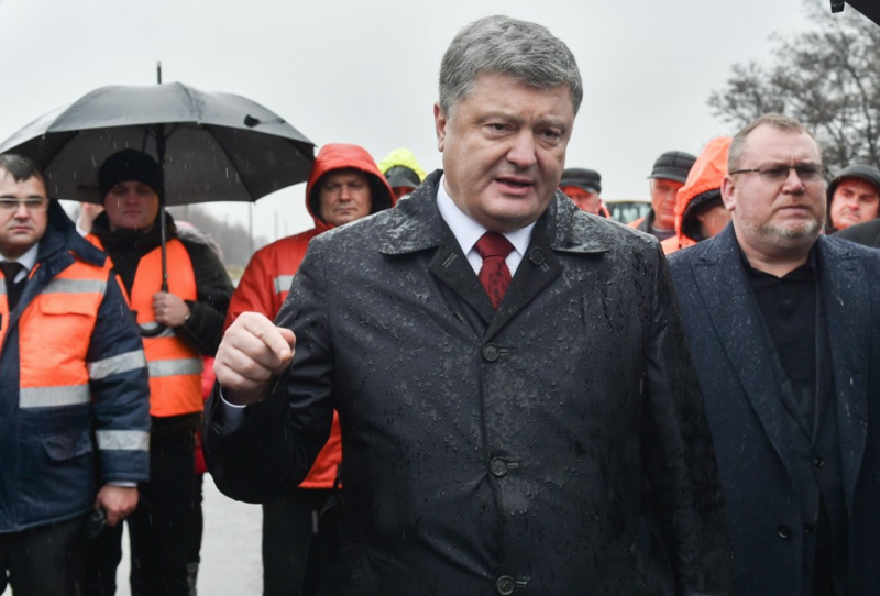 Фляга или колода карт? В соцсетях спорят о содержимом карманов Порошенко
