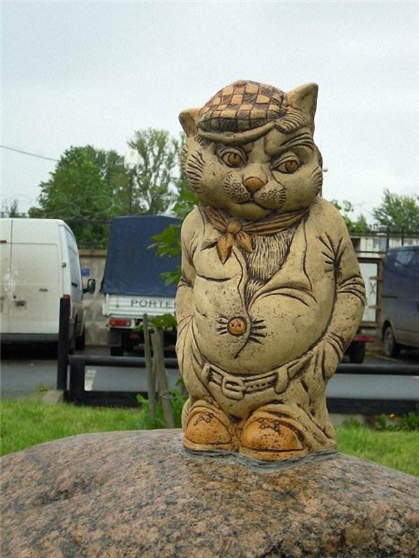 Скульптуры и памятники кошкам со всего мира