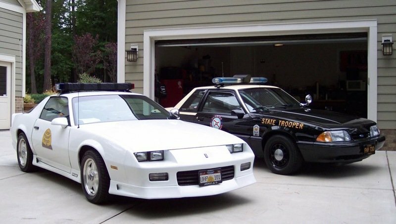 "Полицейская академия" по-детройтcки: как служили Camaro и Mustang