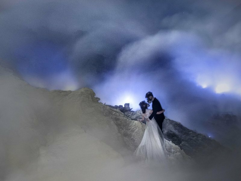 Пара устроила свадебную фотосессию внутри вулкана прямо напротив кислотного озера