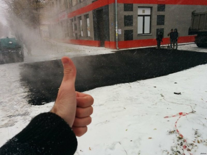 Русская традиция. В Нижнем Новгороде асфальтировали дороги в снегопад