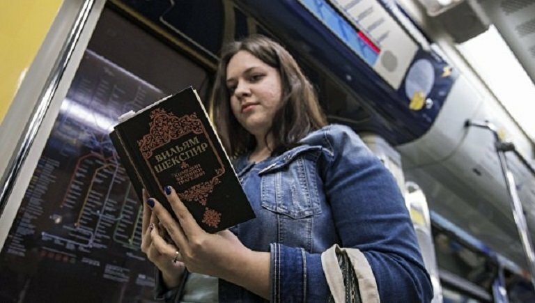 "Другой мир". Иностранцев поразили читающие в метро москвичи