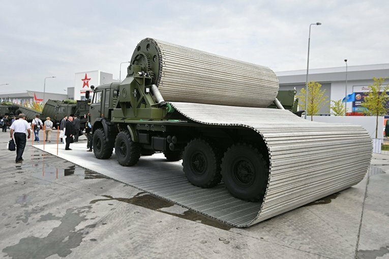 Мощные русские танки проедут к полю боя по «железному ковру»