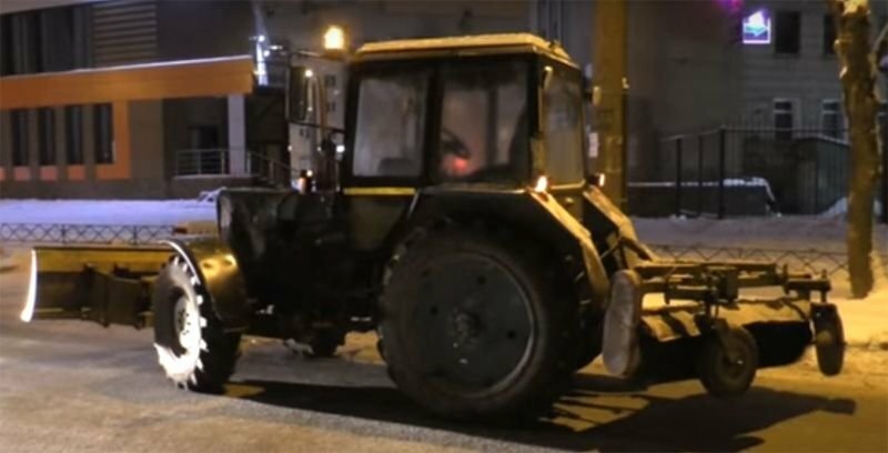 Пьяный тракторист уходил от погони и продолжал чистить снег