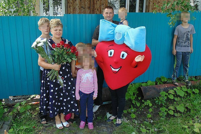 Многодетной матери, которую наградили термосом, вручили новый "подарок"