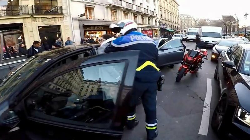 Санта-Клаус на мотоцикле помог задержать женщину, сбившую пешехода