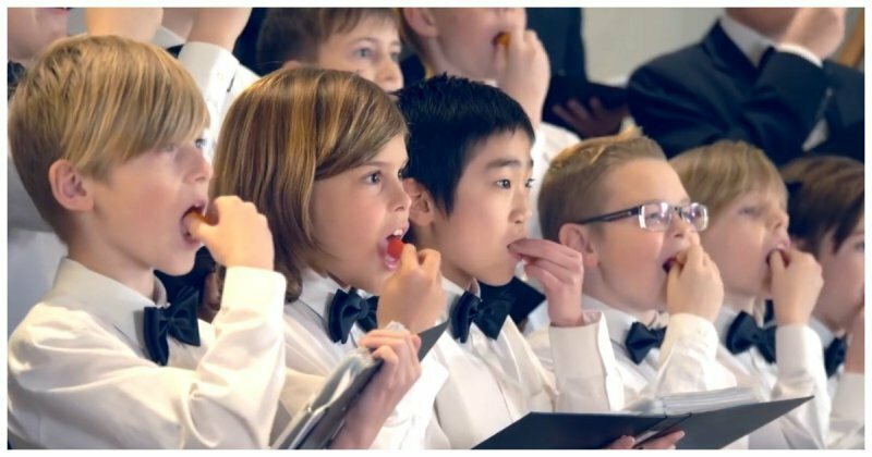 Датский хор мальчиков съел один из самых острых перцев в мире, а затем спел рождественскую песню