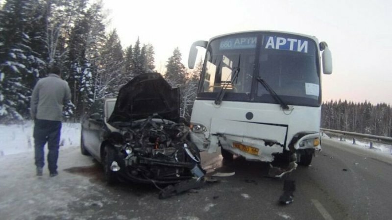 Авария дня. ДТП с автобусом в Свердловской области