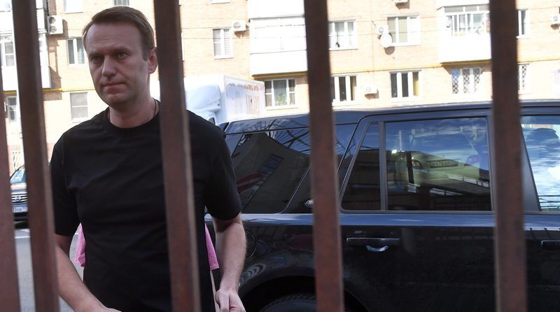 Навальный бойкотирует, а зрители аплодируют. Очередное шоу от блогера