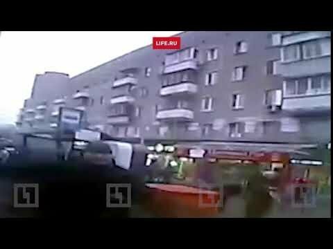 Появилось видео наезда автобуса на остановку в Москве
