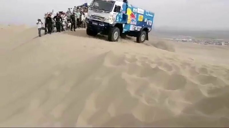 Прохождение дюны пролога ралли «Дакар 2018» экипажами 507 и 515 команды «КАМАЗ мастер»