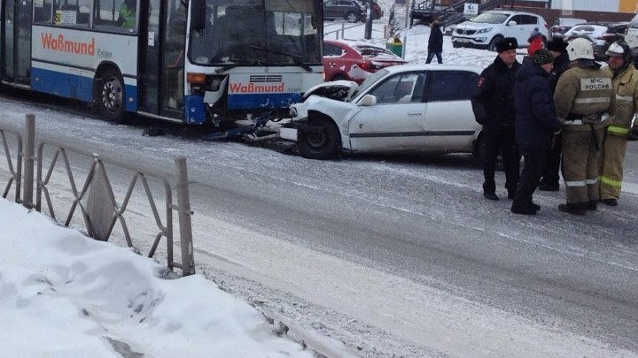 Авария дня. В Красноярске легковой автомобиль столкнулся с автобусом