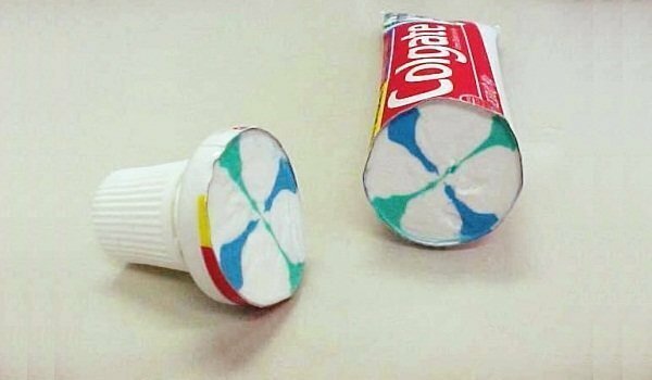 Почему не смешиваются цвета в зубной пасте?