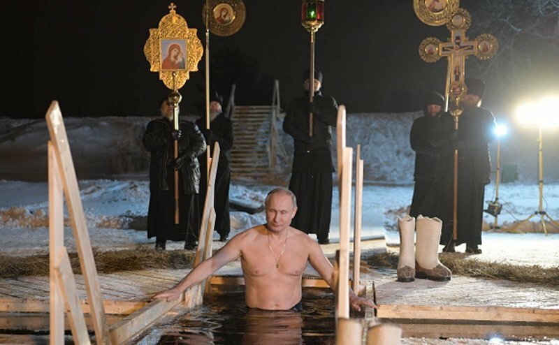 Крещенские купания: Владимир Путин вдохновляет россиян своим примером