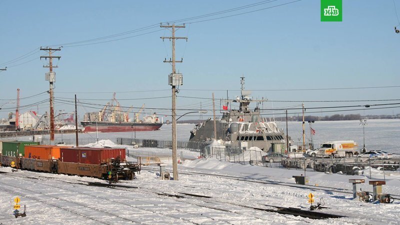 Новейший боевой корабль США во время первого похода застрял во льдах