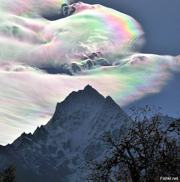 Радуга в облаках над Гималаями