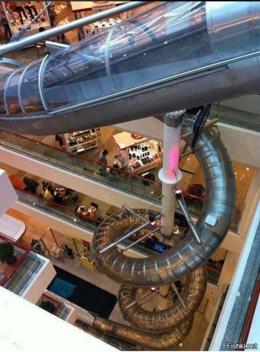 Горка для быстро спуска на первый этаж в торговом центре в Малайзии