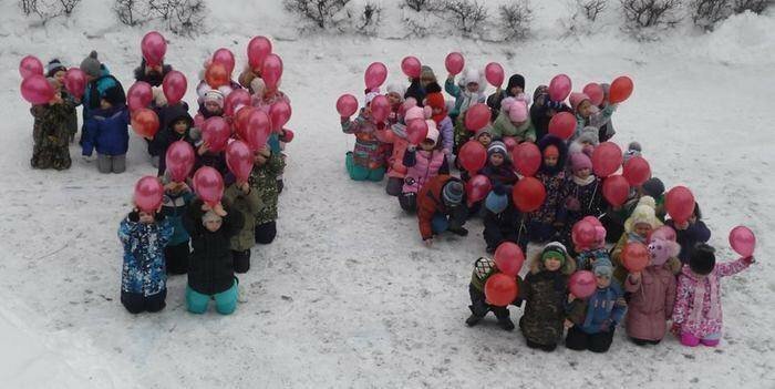 Дошколят поставили на колени в снегу ради юбилея Сталинградской битвы