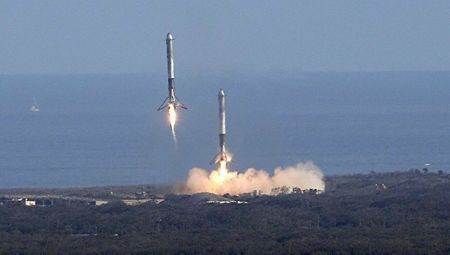 Два боковых ускорителя Falcon Heavy успешно совершили вертикальную посадку