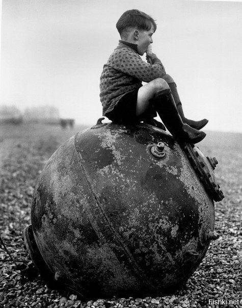Мальчик, сидящий на морской мине, Англия, 1945