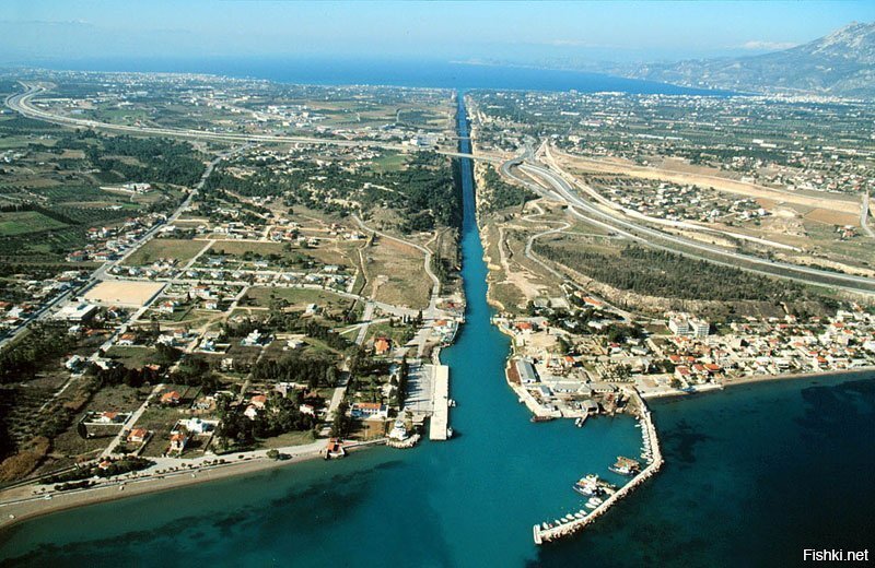 Самый узкий судоходный канал в мире – Коринфский канал в Греции