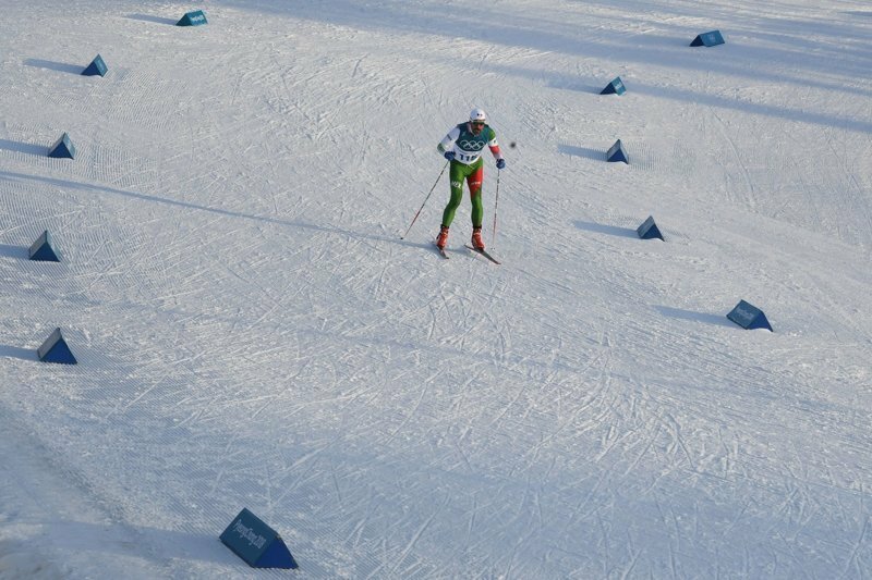 Мексиканский лыжник финишировал последним, но даже соперники встречали его с триумфом