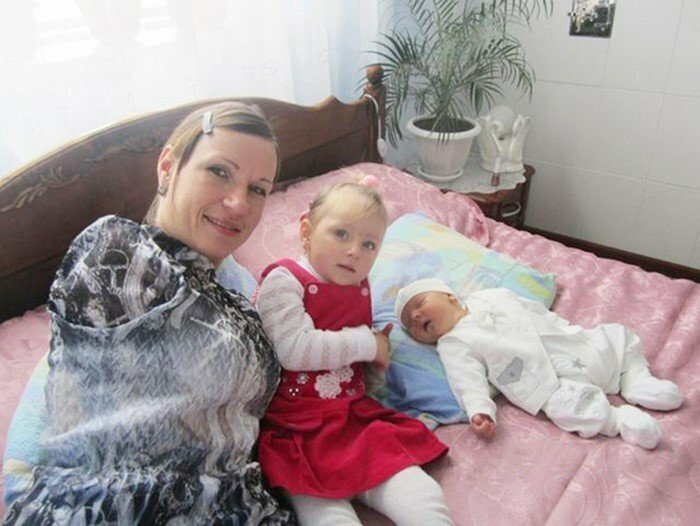 35-летняя женщина, одна и без рук воспитывает двух детей