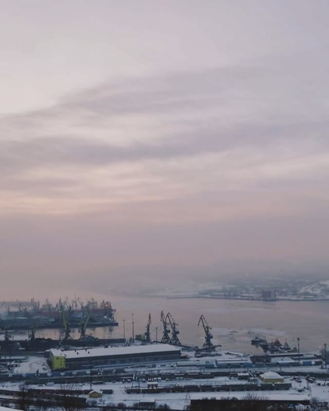 Почему порт мурманск не замерзает. Незамерзающий порт Мурманск. Мурманский климат. Мурманский порт не замерзает. Порт за полярным кругом.