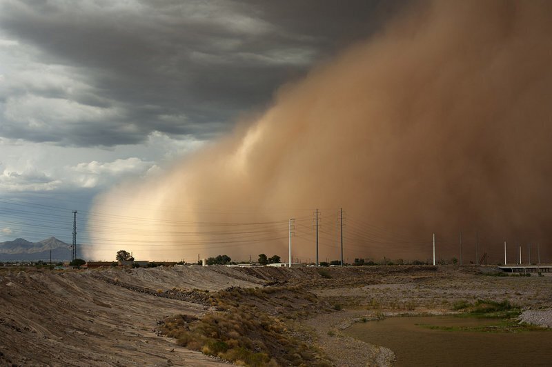 Песчаные бури наступают на города: 30 эффектных снимков разгула стихии