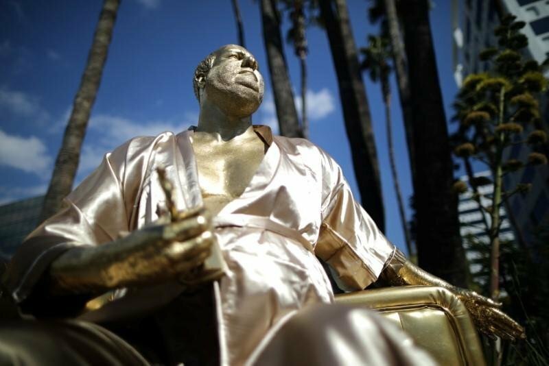 В Голливуде появился золотой Харви Вайнштейн на "кушетке для кастинга"