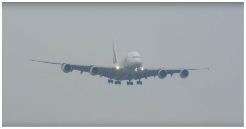 Посадка двух крупнейших в мире пассажирских самолетов в условиях шторма