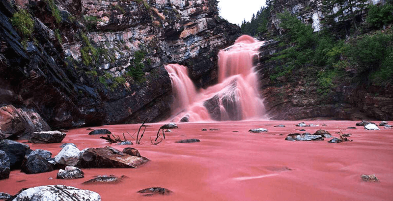 В Канаде есть розовый водопад, и это не шутка