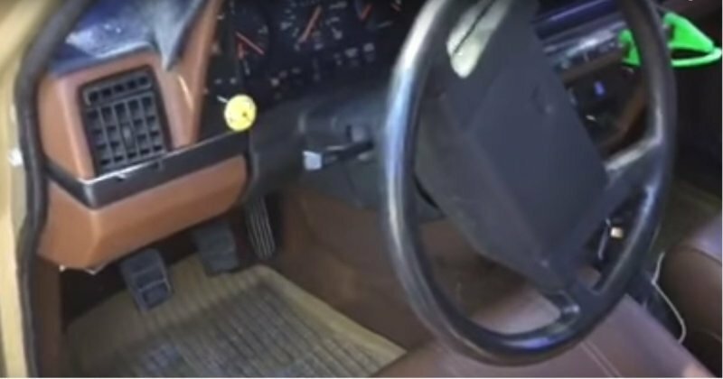 Владелец Volvo 240 заменил скучный сигнализатор открытой двери на 8-битную мелодию одной из популярнейших песен 80-х