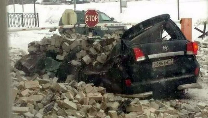 Обломки крыши завода раздавили Toyota Land Cruiser в Казани