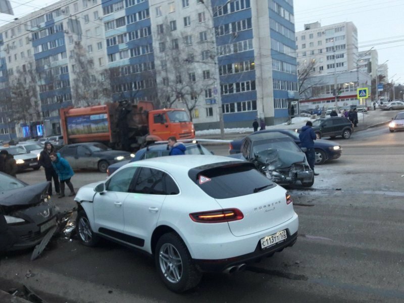 Авария дня. Массовая авария в Уфе на оживленном перекрестке