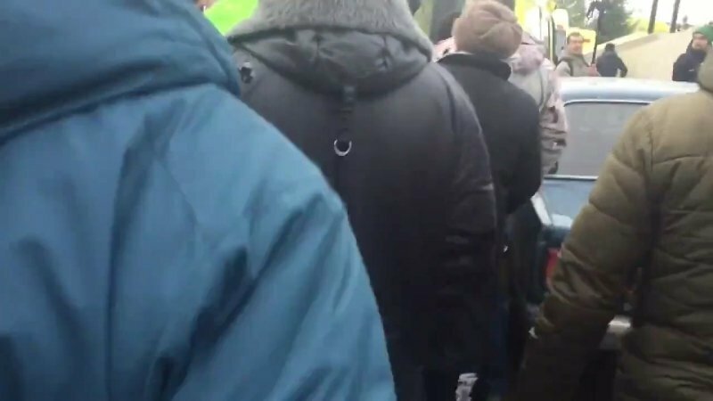 В Подмосковном Волоколамске жители напали на Главу района, и закидали снежками губернатора