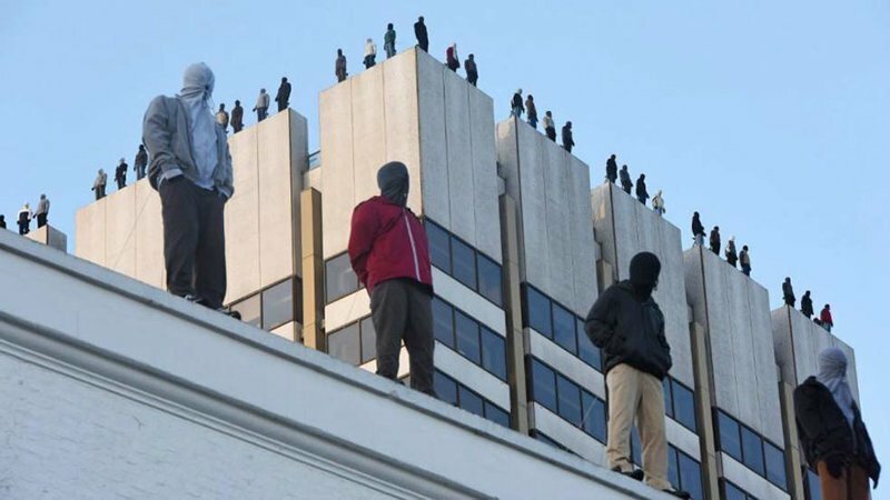 В Лондоне на крыше здания появились 84 фигуры самоубийц