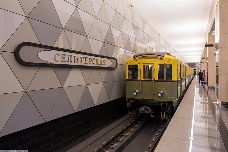 В церемонии открытия трёх новых станций московского метро принял участие ретропоезд