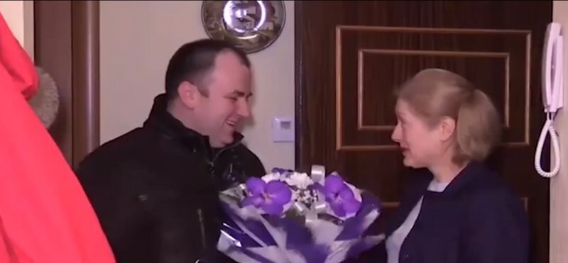 Пережившую теракт петербурженку чиновник поздравил с именинами